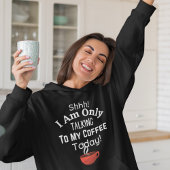 シーッ!今日はコーヒーしか飲んでない! Tシャツ