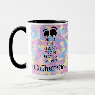 シーッ！愚かな人々から隠れているピンクの迷彩柄マグ マグカップ