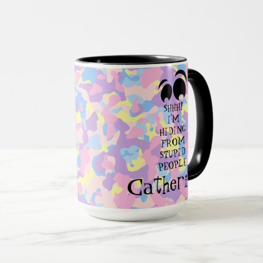 シーッ!愚かな人々から隠れているピンクの迷彩柄マグ マグカップ (正面右)