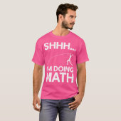シーッ。数学ハイジャンプ極ヴォールトを実行 Tシャツ (正面フル)
