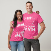 シーッ。数学ハイジャンプ極ヴォールトを実行 Tシャツ (ユニセックス)