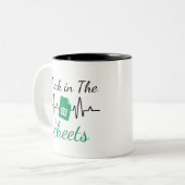 シーツの中にフリーク – アカウンおもしろいタン ツートーンマグカップ (正面左)