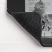 シートによってピアノキーボードに坐っている2匹の子ネコ マウスパッド (コーナー)