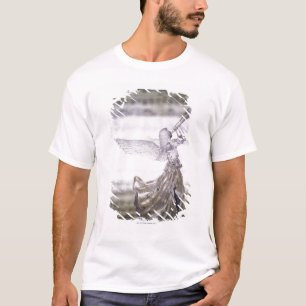 シートのトランペットそしてイメージを遊ぶガラス天使 Tシャツ