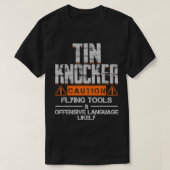 シートメタルのワーカーシャ男性へツおもしろいのTin Knocke Tシャツ (デザイン正面)
