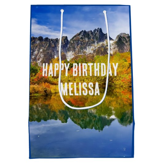 シーニックカントリーマウンテンズアンドレイク誕生日 ミディアムペーパーバッグ (裏面)