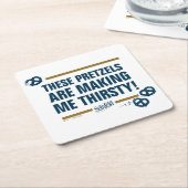 シーフェルド | "これらのプレッツェル"タイポグラフィグラフィック スクエアペーパーコースター (アングル)