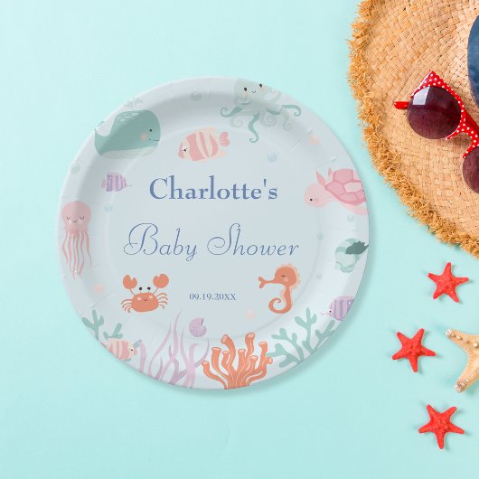 シーブルーベビーシャワーの下のパステル ペーパープレート