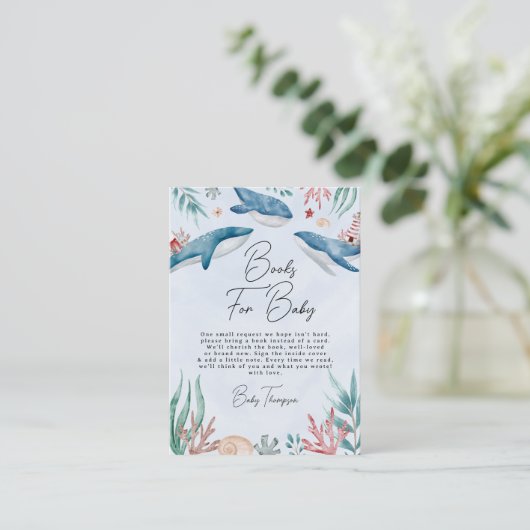 シーホエールブックの下で男の赤ちゃんのベビーシャワー エンクロージャーカード (スタンド正面)