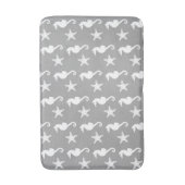 シーホースとヒトデ – シルバーグレーで白 バスマット (正面縦)