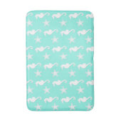 シーホースとヒトデ – 水色に白淡い色の色 バスマット (正面縦)