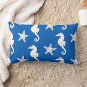 シーホース&スターフィッシュ – コバルトブルーの白 ランバークッション (ブランケット)