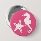 シーホース&ヒトデ – コーラルピンクと白 缶バッジ (正面&裏面)