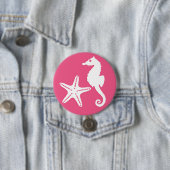 シーホース&ヒトデ – コーラルピンクと白 缶バッジ (インサイチュ)