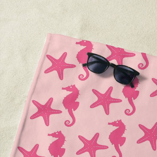 シーホース&ヒトデ、コーラルピンクの色合い ビーチタオル (インサイチュ)