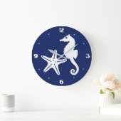 シーホース&ヒトデ – ネイビーブルーとホワイト ラージ壁時計 (ホーム)