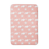 シーホース&ヒトデ – ライトコーラルピンク バスマット (正面縦)