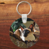 シームズキャットオンコンフィ枕 キーホルダー (正面)