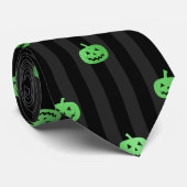 シームレスなグリーンフォイルのカボチャストライプ&ハロウィン ネクタイ (ロール)