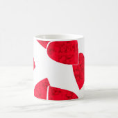 シームレスなバレンタインデー赤いハートホワイトパターンb コーヒーマグカップ (中央)