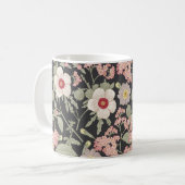 シームレスなパターン。美しい布の花が咲くリアル コーヒーマグカップ (正面左)
