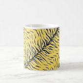 シームレスなヴィンテージブラックとイエロータイガーパターン。S コーヒーマグカップ (中央)