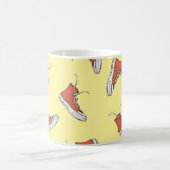 シームレスなヴィンテージレッドスニーカー、ハンドDr コーヒーマグカップ (中央)