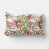 シームレスな水色の花ピンクのバラのフローラ ランバークッション (正面)