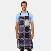 シームレスな紫外線ヒョウとシルバーチェーンパッド エプロン (着用した状態)