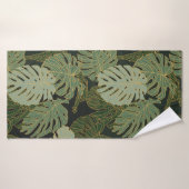 シームレスな緑色のカーキと金ゴールドモンステラ バスタオル (バスタオル)