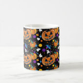 シームレスカラフルなハロウィーンパターン コーヒーマグカップ (中央)