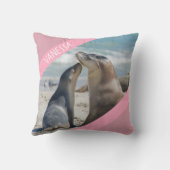 シーライオン&ベビーパップオーストラリア，かわいいピンク クッション (裏面)