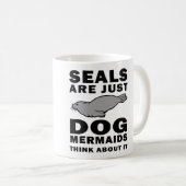 シールは人魚がそれについて考えるちょうど犬です コーヒーマグカップ (正面右)