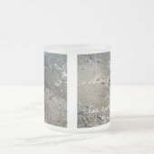 シーンの変化は、あなたが必要とするインスピレーションのすべてである フロストグラスマグカップ (中央)