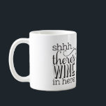 シー…ここでワインがあるのマグ コーヒーマグカップ<br><div class="desc">冗談であろうとなかろうと、このマグカップはワイン好きの友人や家族に最適だ！</div>