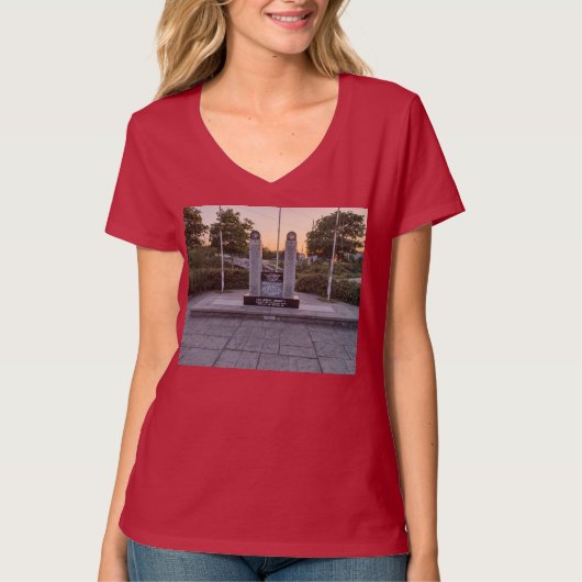 シー・ハイツ記念碑 Tシャツ (正面)