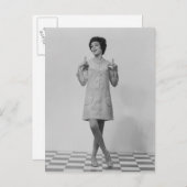 ジェスチャーをする女性 ポストカード (正面/裏面)