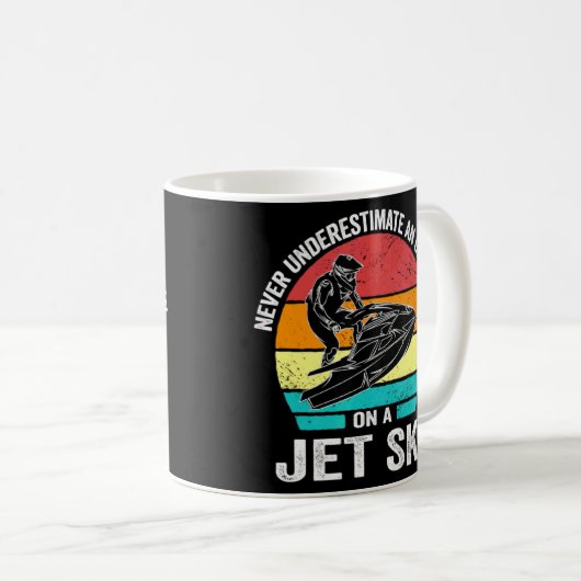 ジェットスキーのヴィンタグの老人を過小評価しない コーヒーマグカップ (正面右)