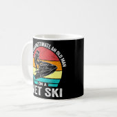 ジェットスキーのヴィンタグの老人を過小評価しない コーヒーマグカップ (正面左)