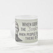 ジェファーソンの自由の引用文のマグ フロストグラスマグカップ (正面左)