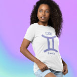 ジェミかわいらしニアストロロジーサインカスタム誕生日 Tシャツ<br><div class="desc">この紫かわいらしとラベンダーのGemini Tシャツは、〔占星術の〕十二宮図からあなたのサイン占星術のを、星座のように美しい輝きで特色づける。5月カスタマイズ末か6月上旬の誕生日を迎えた方に向けて、キュラシブな台本で名前を付けたかわいい星占いシンボルtee。</div>