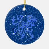 ジェミニ〔占星術の〕十二宮図のサインと星の深いブルーセラミック セラミックオーナメント (正面)
