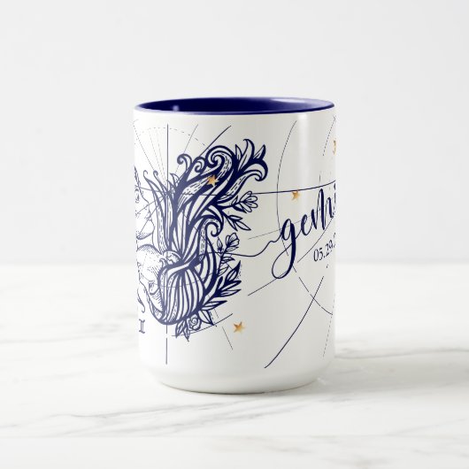 ジェミニ(占星術の)十二宮図の濃紺及び金ゴールドの誕生のマグ マグカップ (中央)