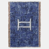 ジェミニ〔占星術の〕十二宮図サインオンネイビーブルーデジタル迷彩柄 スローブランケット (正面縦)