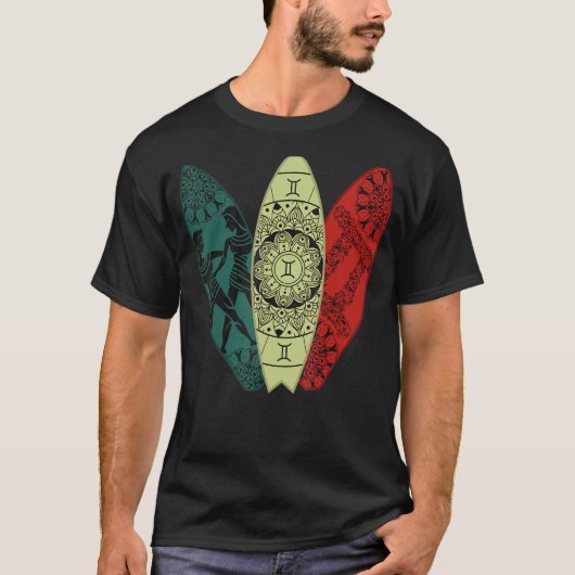 ジェミニ〔占星術の〕十二宮図サインサーフボードサーフィン占星術 Tシャツ (正面)