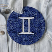 ジェミモダンニ〔占星術の〕十二宮図サインネイビーブルーデジタル迷彩柄 缶バッジ (インサイチュ)