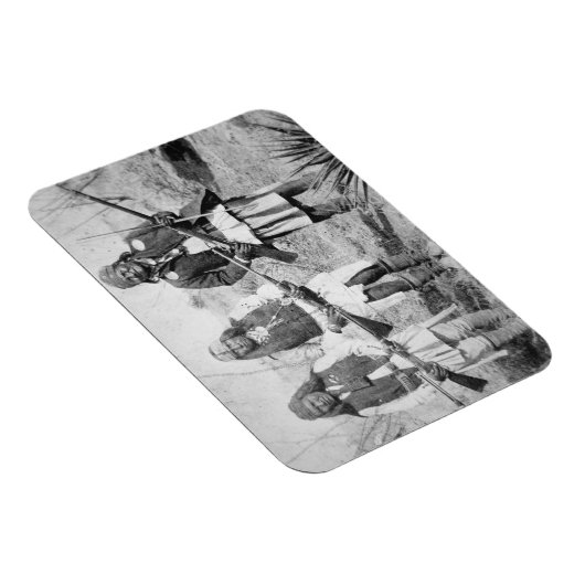 ジェロニモとアパッチの戦士3人、1886年(b) マグネット (右側)