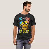 ジェンダーが彼または彼女が蜂のベビーの発表に興味を示す Tシャツ (正面フル)