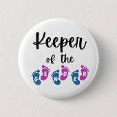 ジェンダーのキーパーがベビー足赤ちゃんシャワーを明らかにする 缶バッジ (正面)