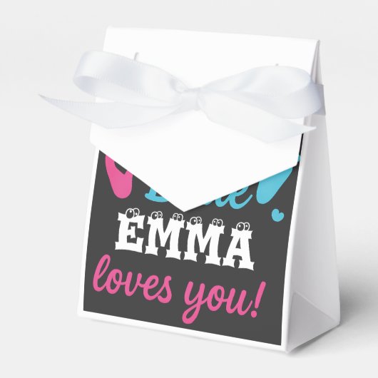 ジェンダーパーソナライズされたリビールピンクまたはブルーのベビーシューウェ フェイバーボックス (正面サイド)